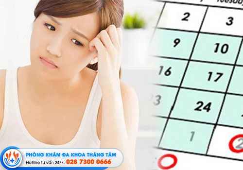 tre-kinh-7-ngay-co-thai-khong